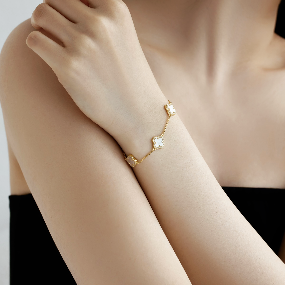 ZAINA™ Four-Leaf Bracelet 🌀