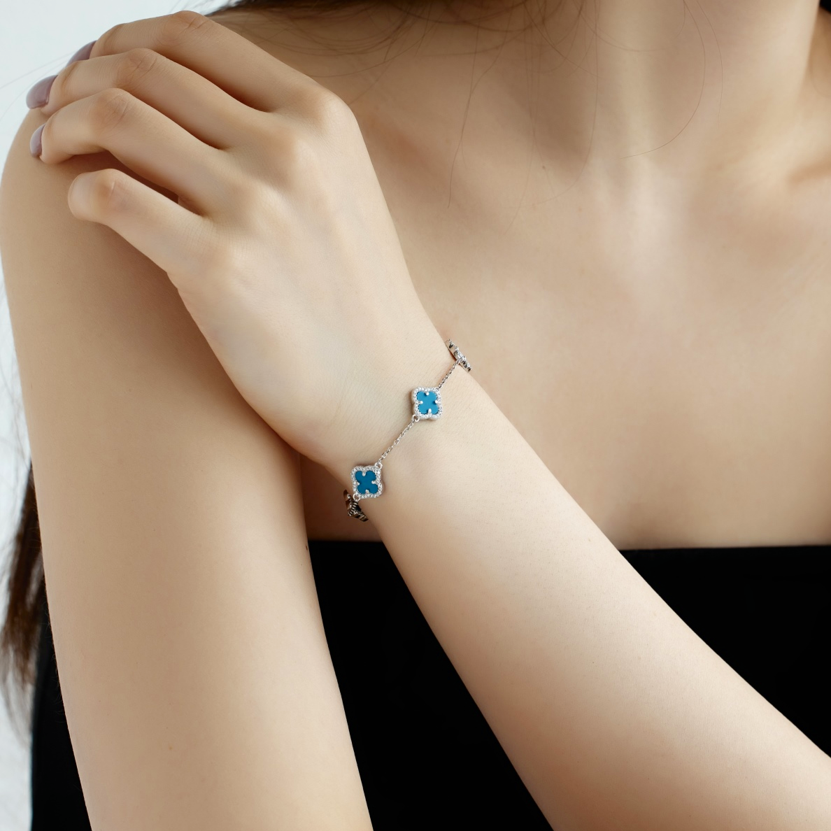 ZAINA™ Four-Leaf Bracelet 🌀