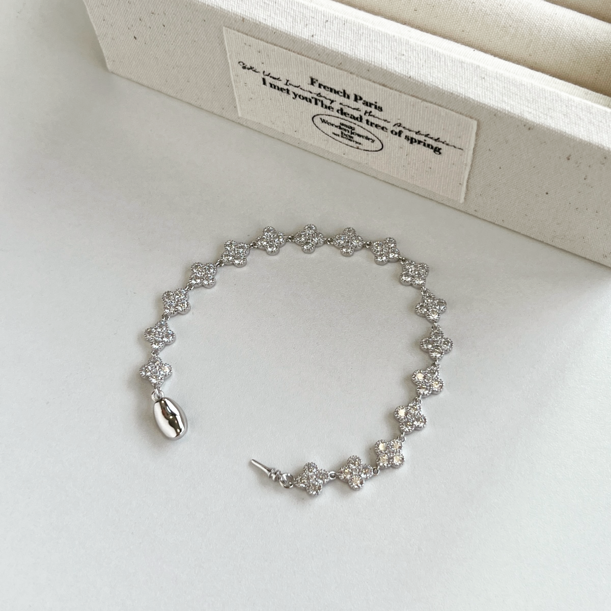 ZAINA™ Luxury Clover Bracelet 🦢