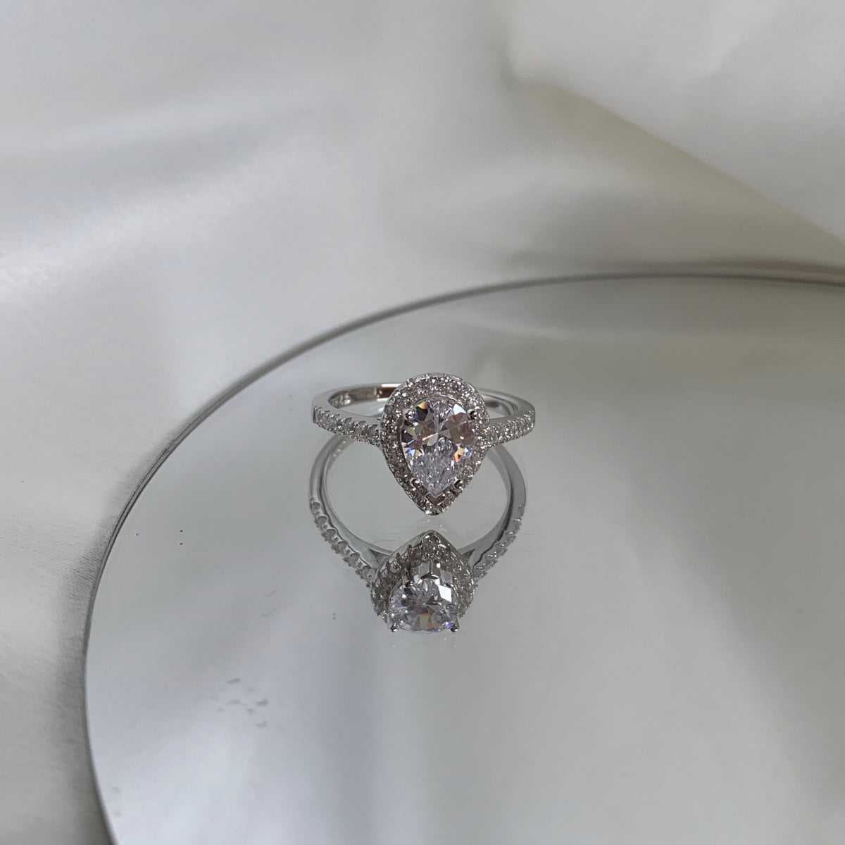 ZAINA™ Light Drop Ring 💧