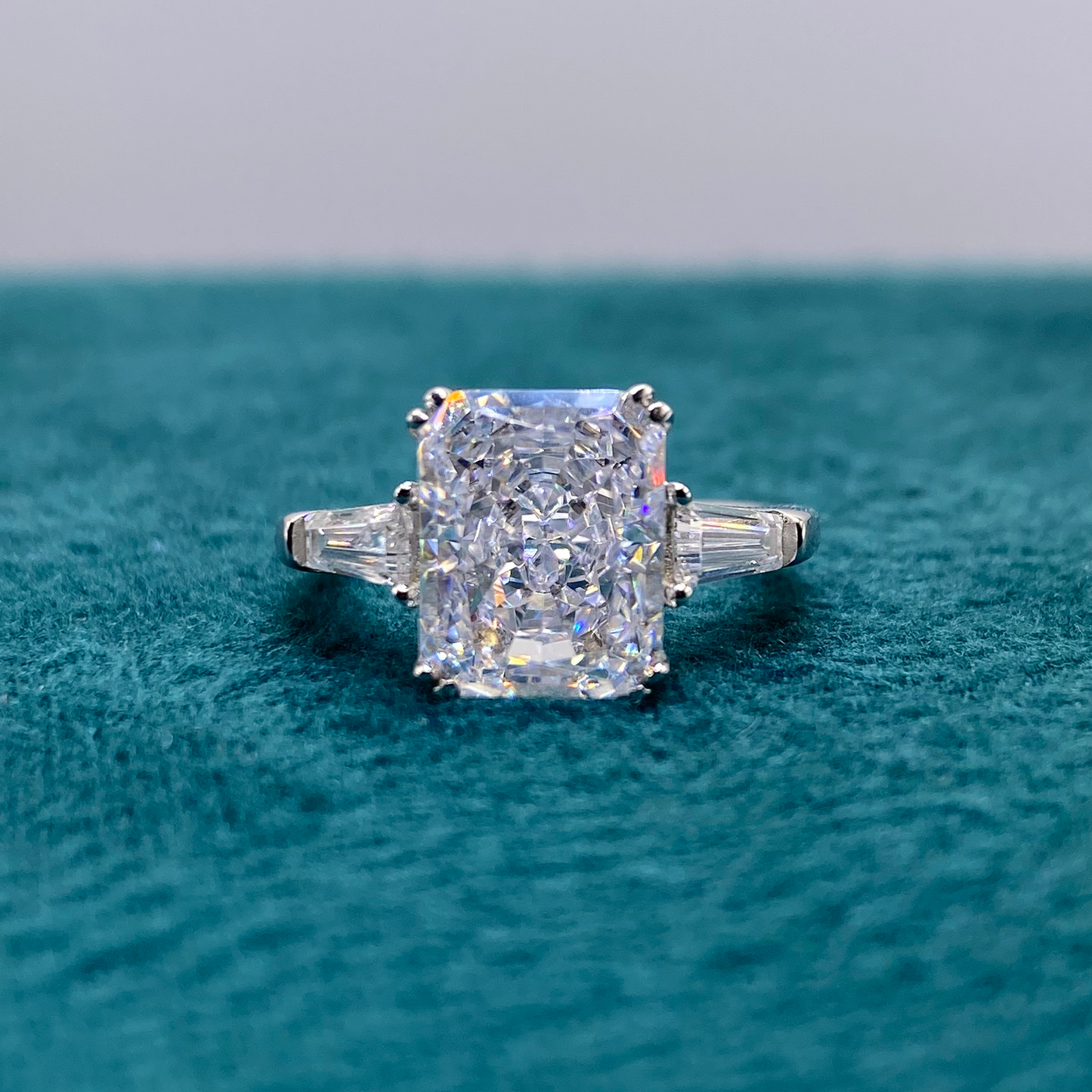 ZAINA™ Frozen Light Ring 🔷