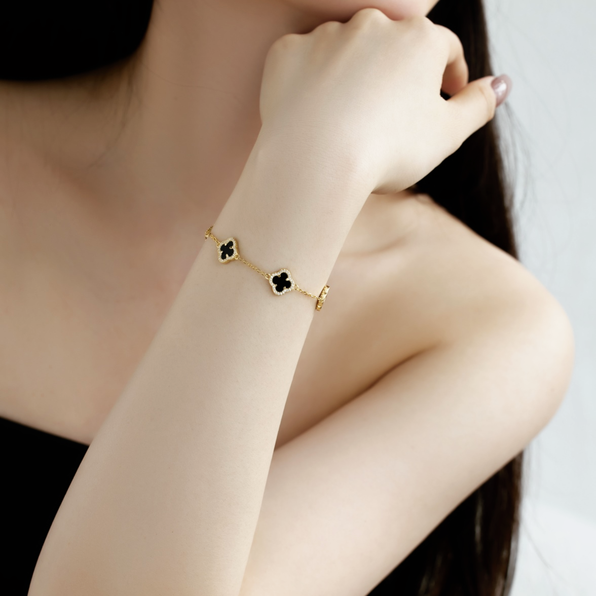ZAINA™ Four-Leaf Bracelet 🌀
