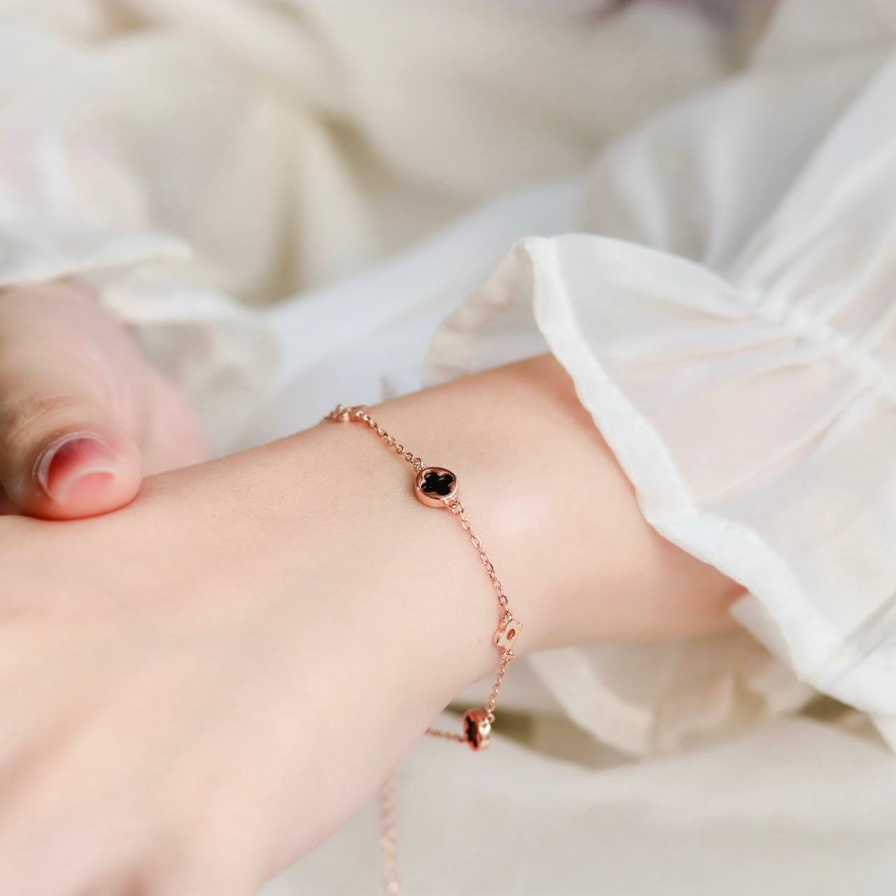 ZAINA™ Classic Luxury Clover 🔴